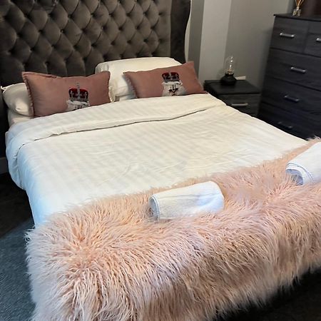2 Bedroom Free Parking By Concert Square Sleeps 8 Liverpool Bagian luar foto