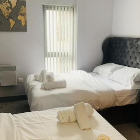 2 Bedroom Free Parking By Concert Square Sleeps 8 Liverpool Bagian luar foto