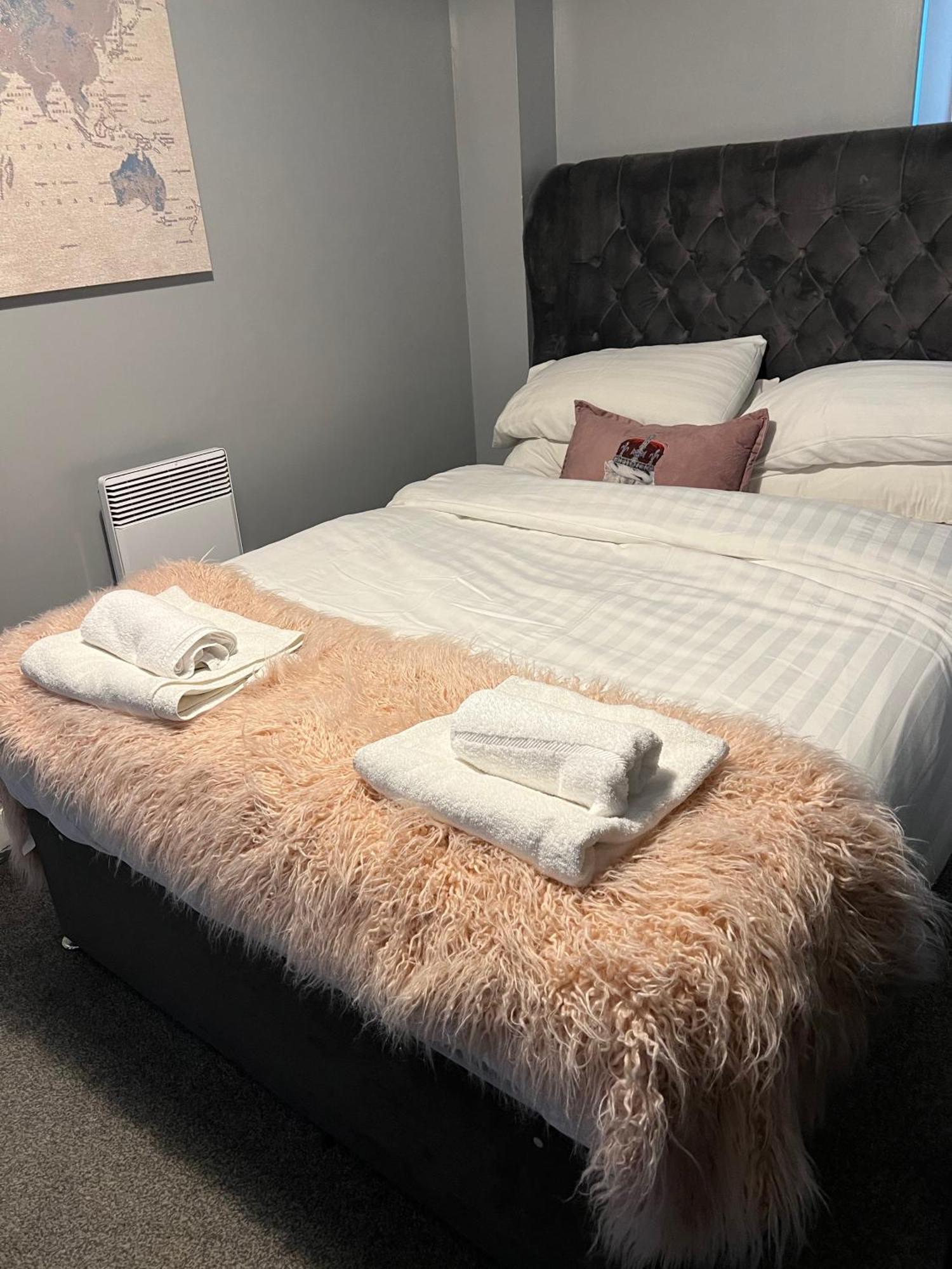 2 Bedroom Free Parking By Concert Square Sleeps 8 Liverpool Bagian luar foto